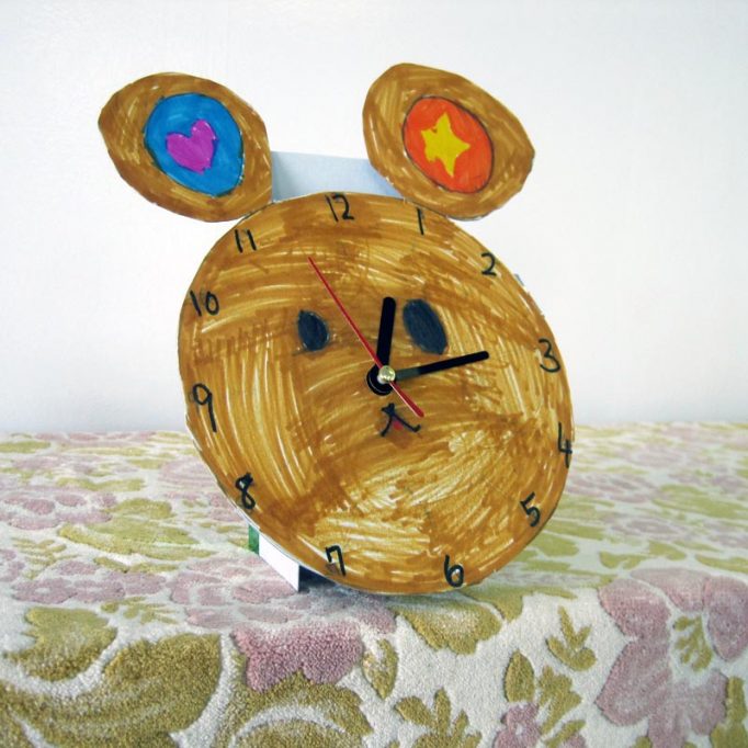 時計を彩る熊の絵