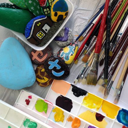 石ころとアクリル絵の具