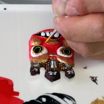 粘土作品に色を塗る